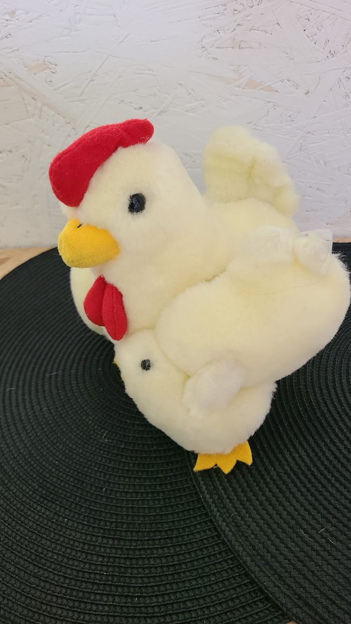 peluche poule avec poussin