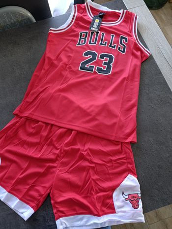 Tenue basket NBA Chicago Bulls Michael Jordan rouge. 13ans
