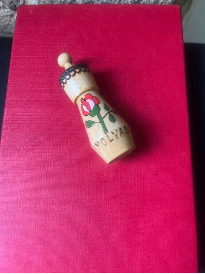 Mini gourde decorative en bois Bulgare avec des gravures et peinture de une rose stylisés avec une petite bouteille 1,5 ml en verre de l’essence de rose Bulgare insérée dans flacon en bois traditionnel - photo numéro 7