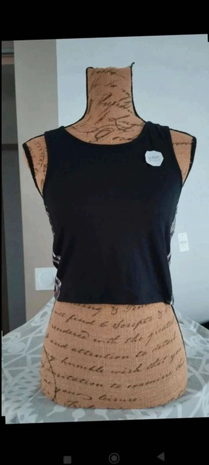 Débardeur top haut  noir  et fleurs  taille  m