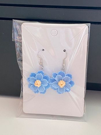 Très jolies boucles d’oreille fleurs bleues