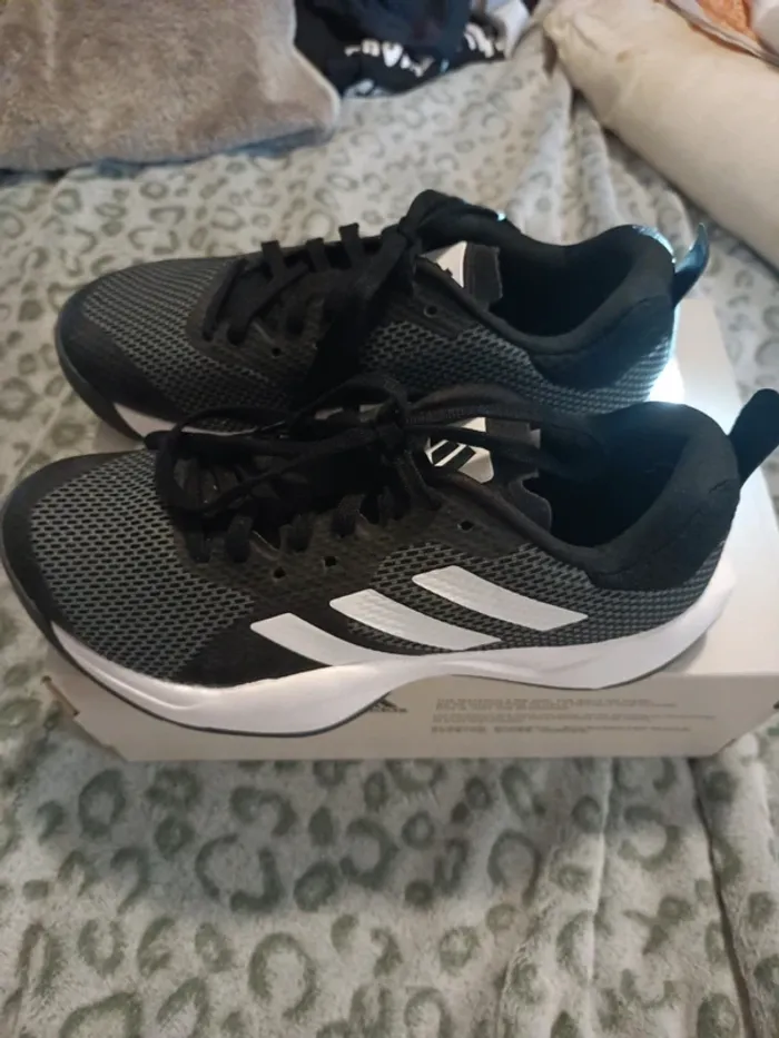 Baskets neuves Adidas training pointure 36 - photo numéro 2