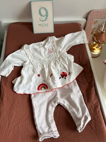 Ensemble catimini bébé fille taille 9 mois