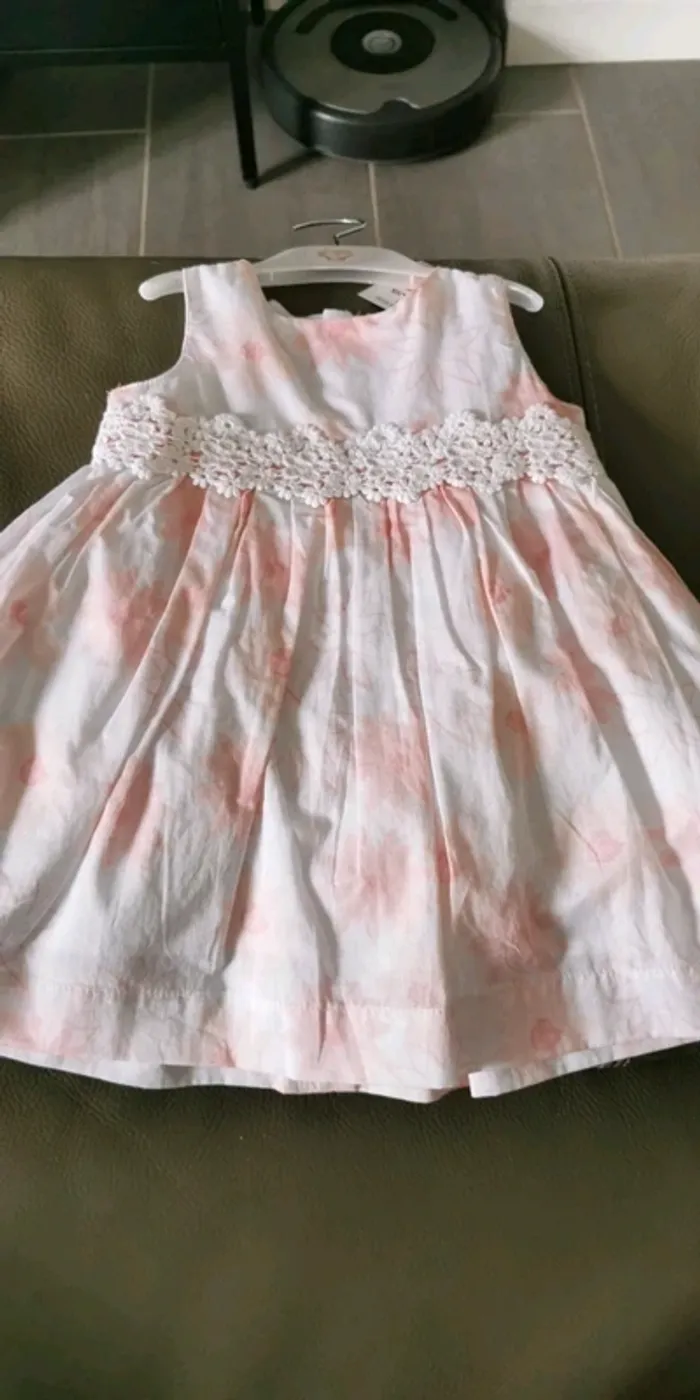 Robe neuve blanche et rose 12 mois doublée avec culotte assortie