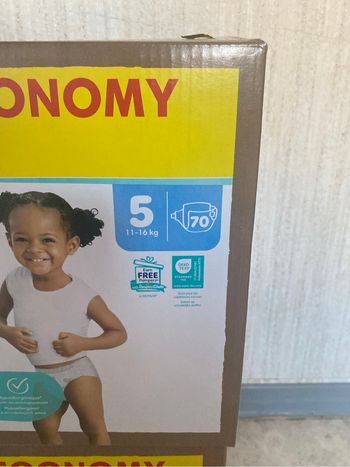 Deux cartons de couches Pampers taille 5 maxi pack harmonie