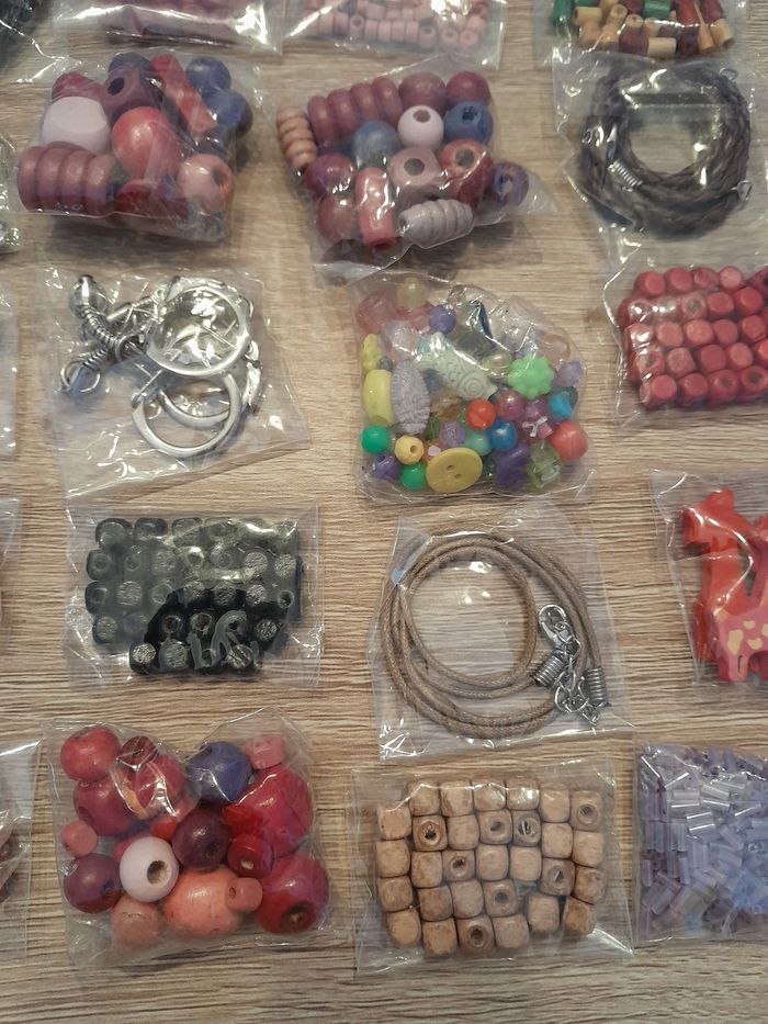 Lot de 40 sachets de perles et accessoires - photo numéro 6