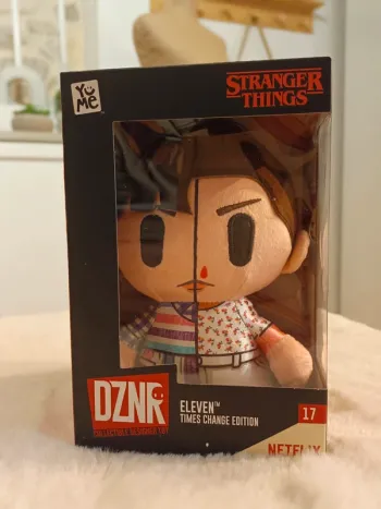 Stranger Things – Peluche Eleven Times Change Edition – Collection DZNR (N°17)