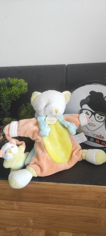 doudou et compagnie marionnette chat maman bébé jaune orange bleu dc2569 Blanc