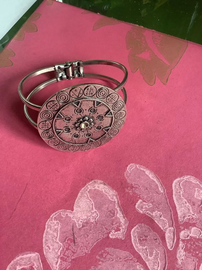 Bracelet ouvrant à charnière style ethnique métal argenté