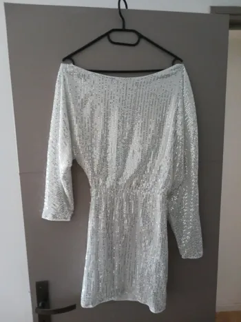 Robe à col asymétrique à paillettes argent Taille 34