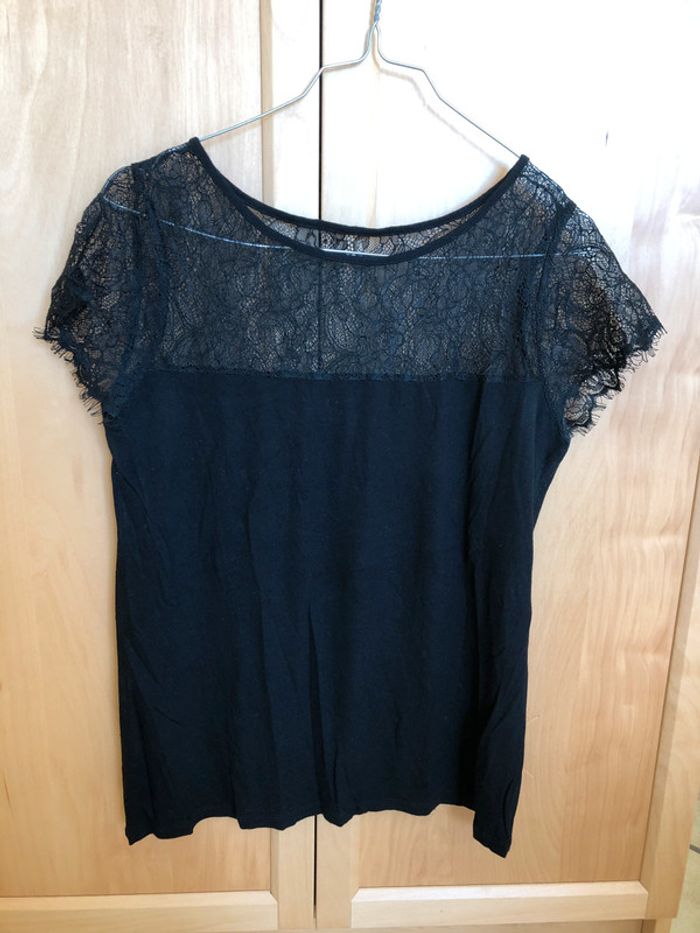 Tee-shirt noir dentelle