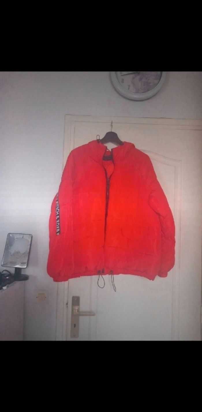veste d'hiver rouge à capuche de la marque New Collection, en taille S/M