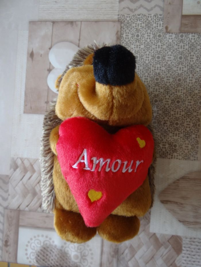 peluche hérisson amour