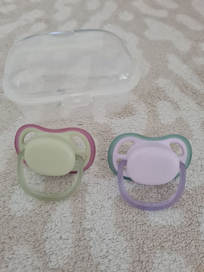 2 sucettes neuves