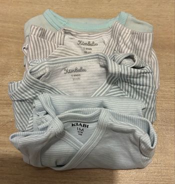 Lot de 4 bodys taille 1 mois 