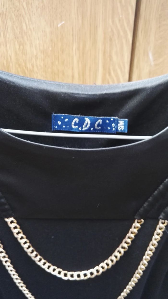 Robe noire bi matière avec chaînettes - photo numéro 4