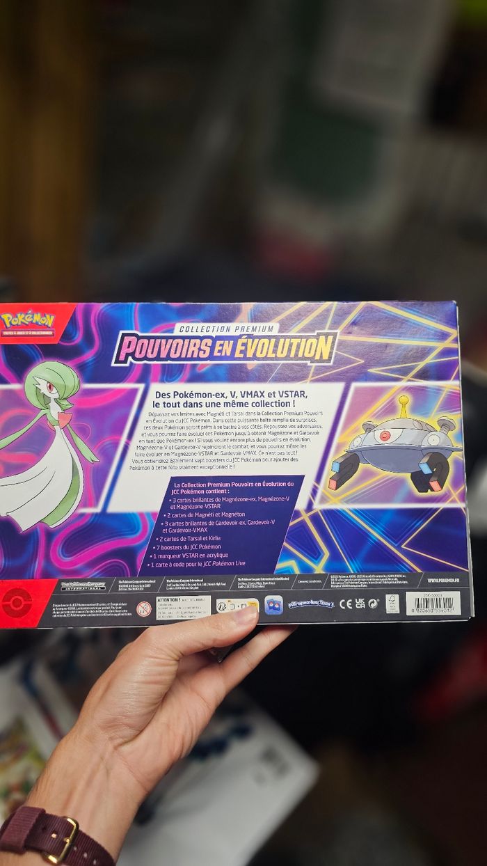 Coffret Pokémon Premium VSTAR – Pouvoirs en Évolution – NEUF SCELLÉ
- photo numéro 3