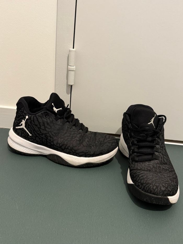 Chaussure Jordan 23 noir et blanche - photo numéro 4