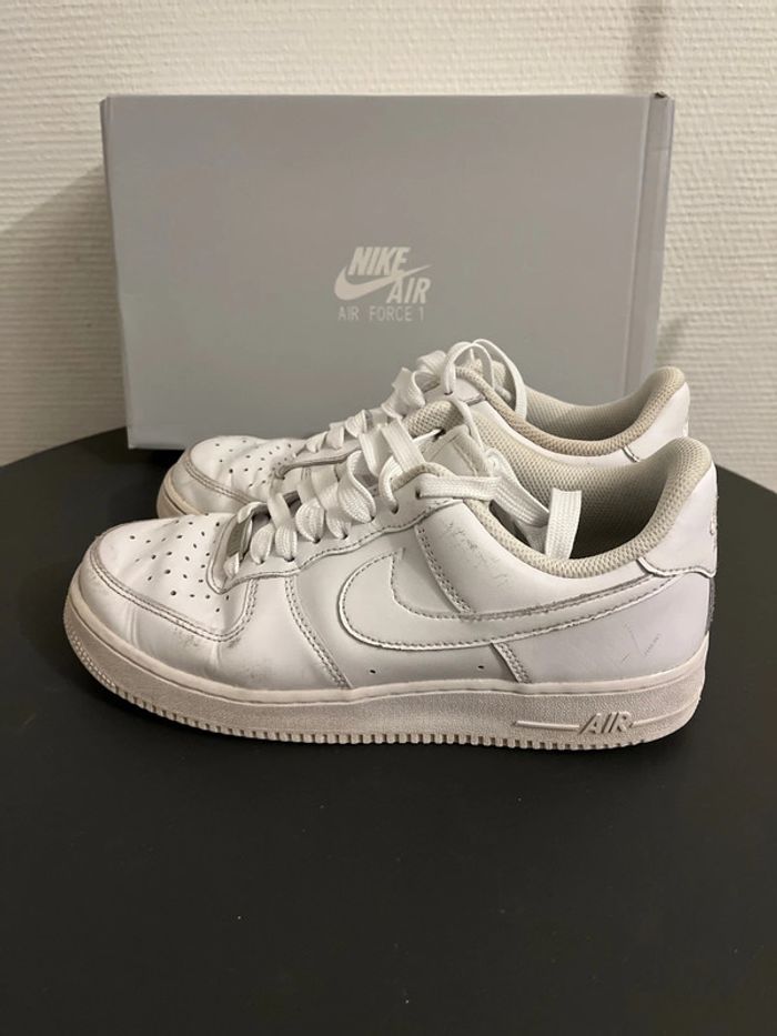 Baskets blanches Nike Air Force1 pointure 40.5 - photo numéro 2