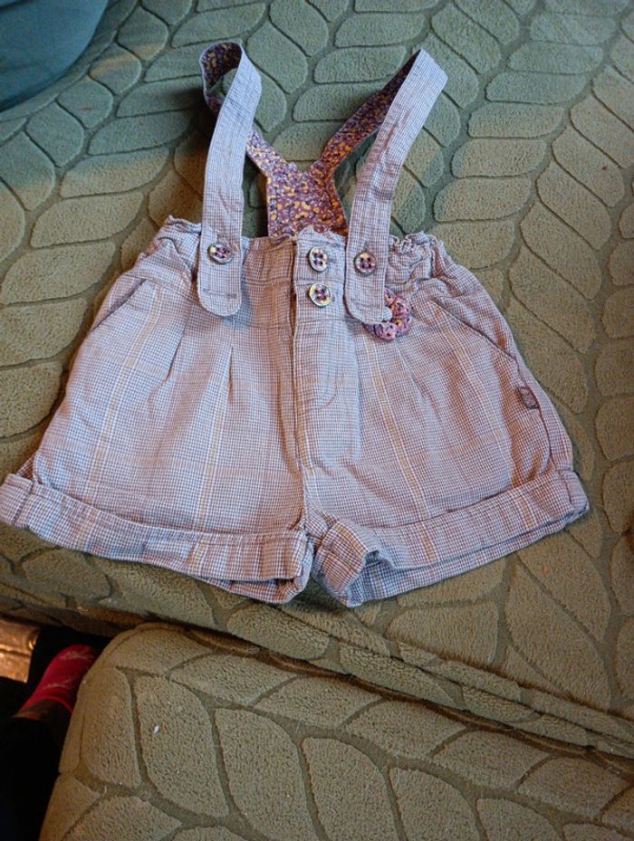 Salopette short à carreaux avec la chemise