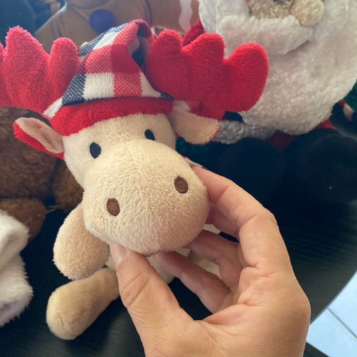 Lot décoration de Noël peluches et 3 bonnets père noël neufs - photo numéro 3
