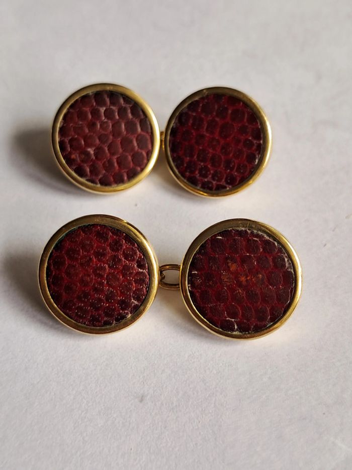 Boutons de manchette anciens cuir grainé rouge et métal doré
