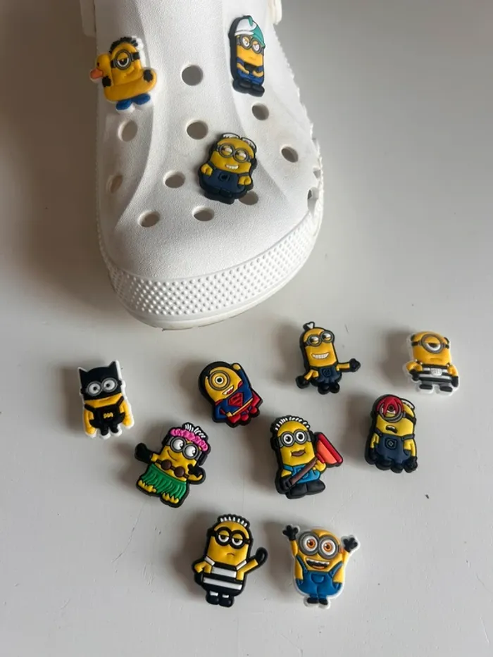 Lot de 12 charms / déco crocs les minions