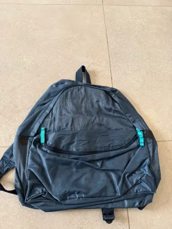 Sac à dos bleu, bon état mais il y a quelques traces d'usures, 32x36cm
