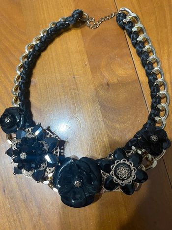 Très joli collier noir et or avec fleurs