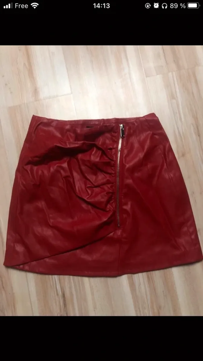jupe en cuir rouge avec fermeture bershka - photo numéro 2