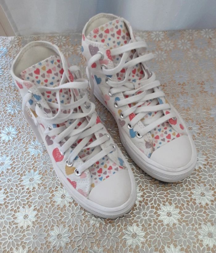 Baskets Converse All Star Chuck Taylor coloris blanc imprimées cœurs taille 36 en très bon état - photo numéro 2