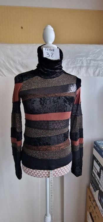 Tee-shirt, col roulé haut, différentes textures / matières /couleurs, en très bon état