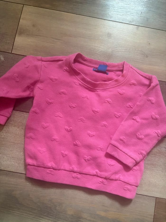 Pull rose avec cœurs reliefs 2 ans
