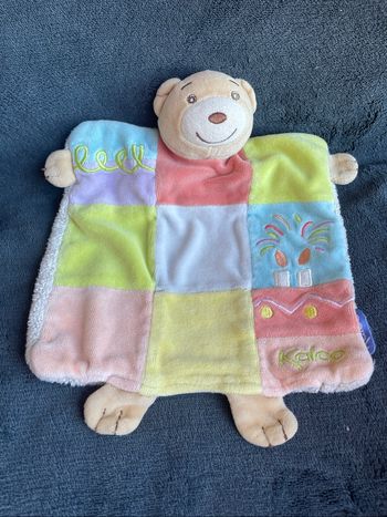Doudou plat marionnette ours beige carré multicolore thème anniversaire Kaloo