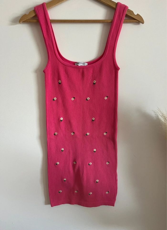 Robe moulante fuschia bec marguerites Zara - photo numéro 3
