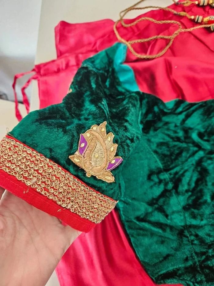 Véritable magnifique sari île Maurice brodé fait à la main rouge et vert velour robe indienne - photo numéro 11