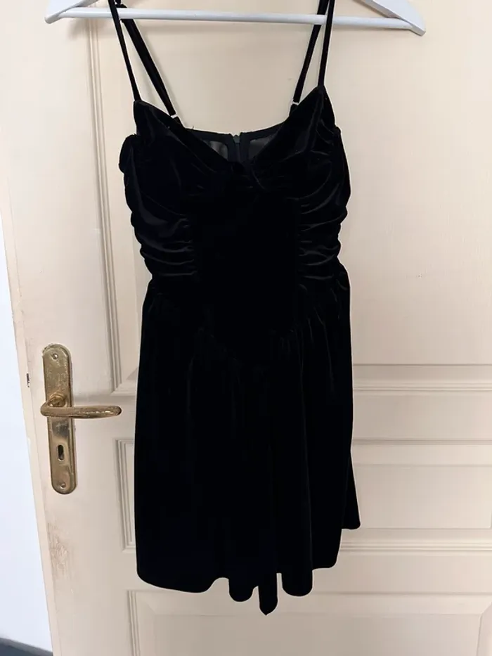 Robe noire en velours Bershka