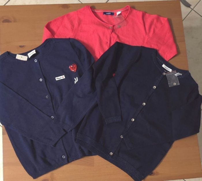 NEUFS (non portés) 🏷🏷🏷🥰🤩 superbe lot gilets 6 ans fille 🥰😍