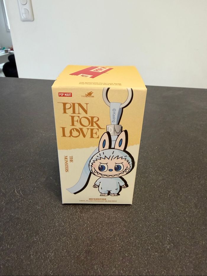 Labubu H pin for love blanc 18,90 - photo numéro 4