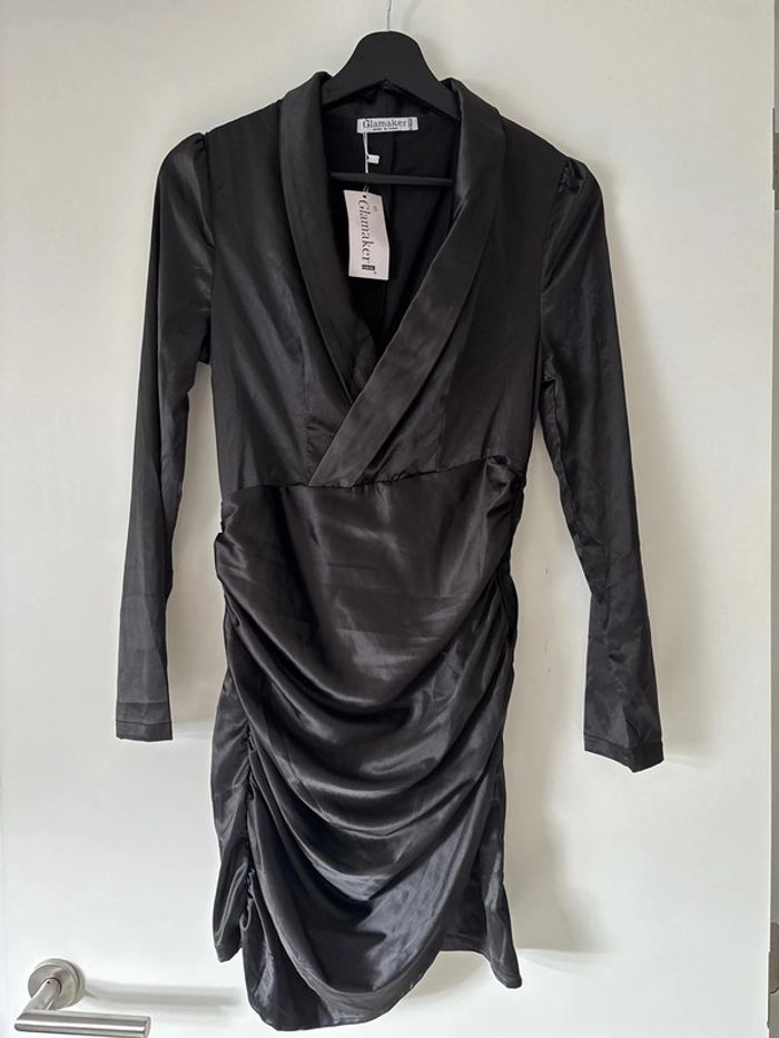 Robe noire satinée moulante