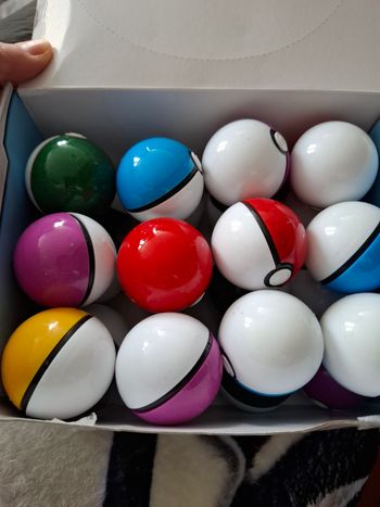Magnifique lot de 17 pokeball neuve 