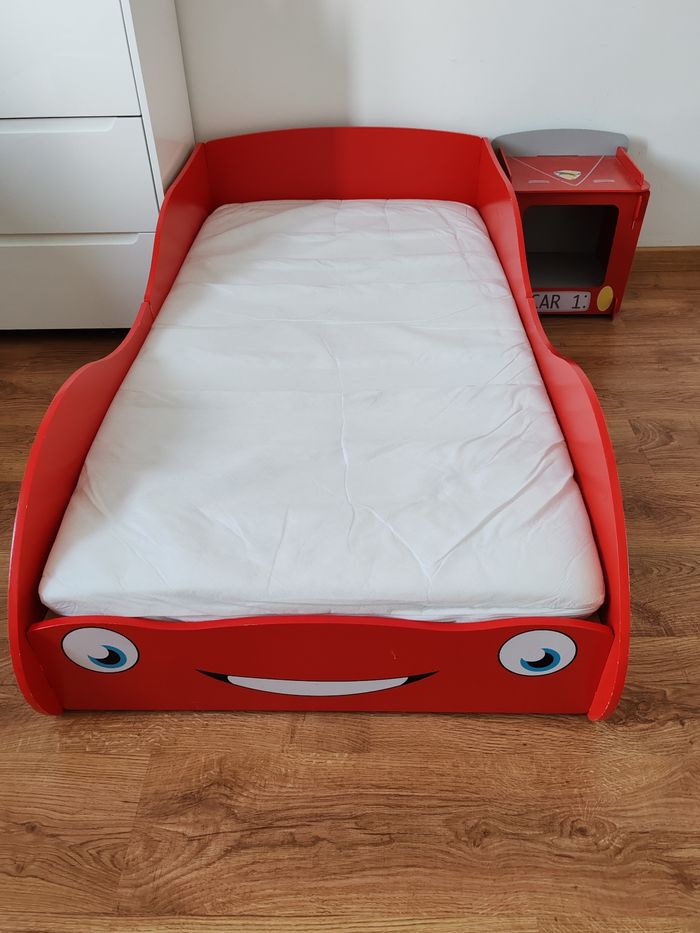Lit voiture rouge avec matelas (140x70) + commode assortie