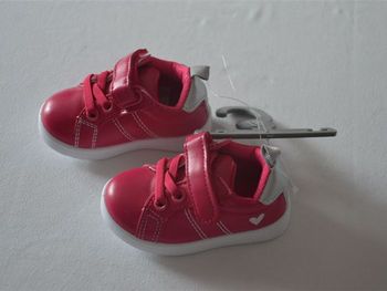 Baskets roses imitation cuir fantaisies neuves pour petite Fille Pointure : 18