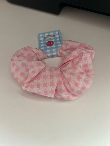 Chouchou rose à carreaux