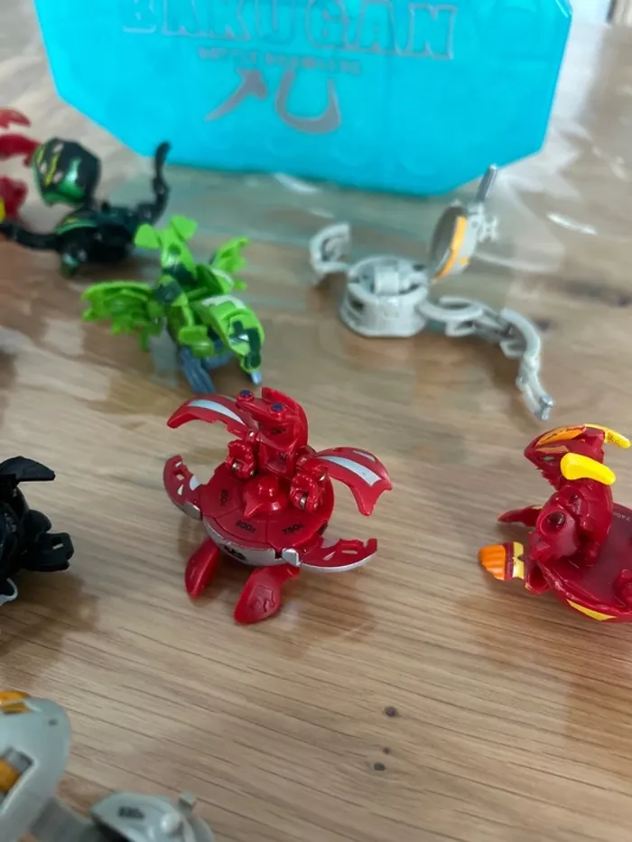 Lot de 10 bakugan + valise + 26 cartes - photo numéro 9