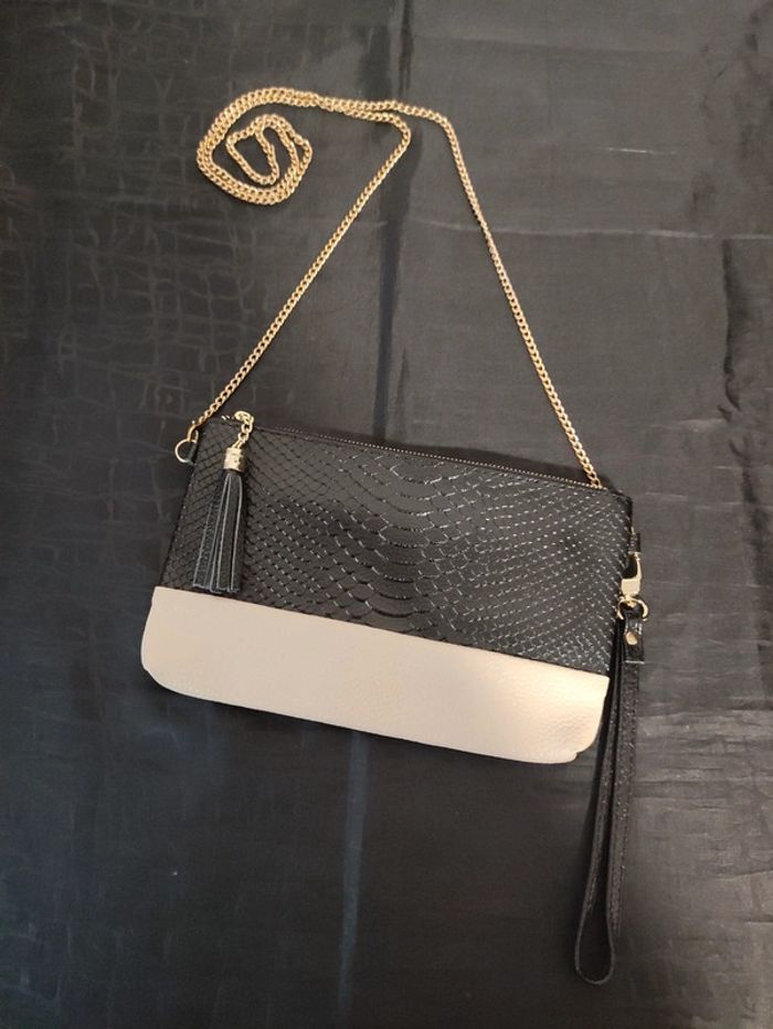 Pochette neuve avec chaîne