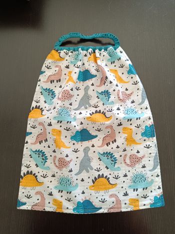 Grande serviette de table lavable , doublée nid d'abeille, élastiquée, maternelle.   Dinosaures