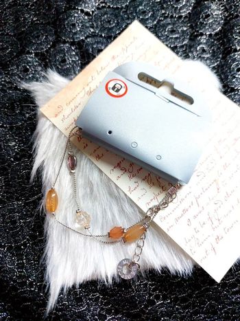 Magnifique bracelet neuf avec perles couleur ambre