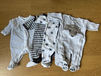 Lot 4 pyjamas velours 1 mois