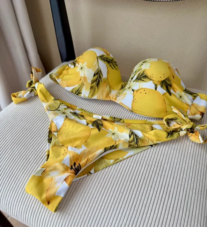 Maillot de bain deux pièces citrons S très bon état - photo numéro 3